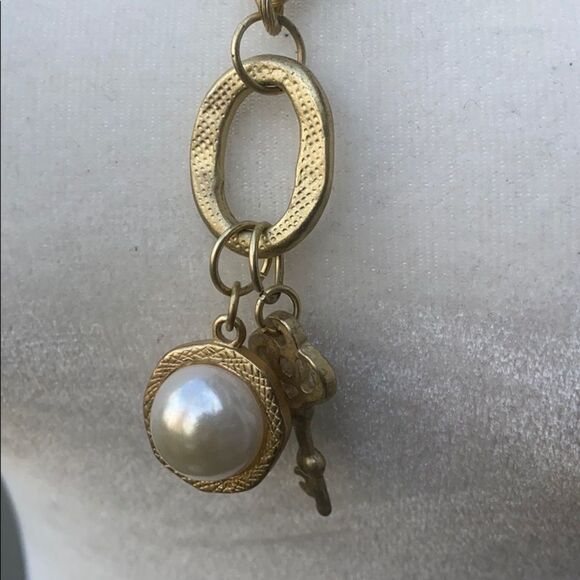 Long gold tone key and faux pearl necklace - Picture 4 of 6